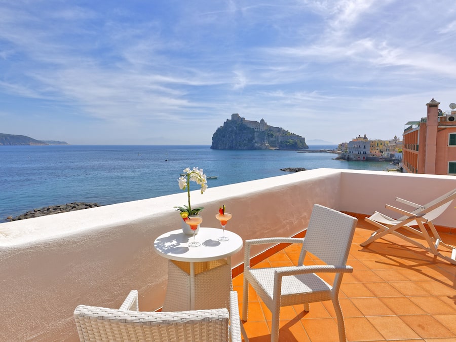 Dobbelt- eller tomannsrom – deluxe, terrasse, sjøutsikt | Terrasse/patio