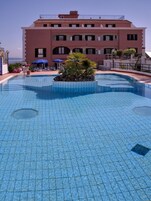 Una piscina al aire libre de temporada