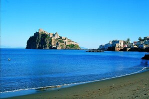 En la playa, snorkel, windsurf y paseos en botes de motor