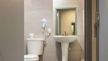 Habitación superior, 1 cama King size | Baño | Secadora de cabello y toallas