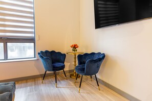 Superior kamer, 1 kingsize bed | Een kluis op de kamer, een strijkplank/strijkijzer, extra bedden