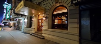 Hotel St. James