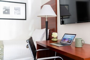 Queen + Twin | In-room safe, desk, laptop workspace, blackout drapes - Diablo Mountain Inn - Walnut Creek (Walnut Creek)