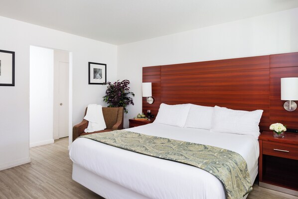 Chambre Double Standard, 1 très grand lit | Coffres-forts dans les chambres, bureau