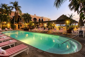 3 piscinas al aire libre, sombrillas