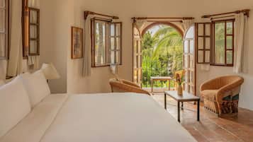 Junior Suite King | In-room safe, desk, iron/ironing board, bed sheets