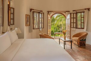Suite junior, 1 cama de matrimonio grande | Caja fuerte, escritorio, tabla de planchar con plancha y ropa de cama