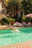 3 piscinas al aire libre, sombrillas