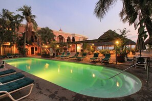 3 outdoor pools, open 7:00 AM to 9:00 PM, pool umbrellas - Hotel Santa Fe (Puerto Escondido)