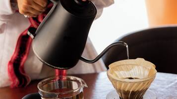 Alguém a servir café num filtro de café.