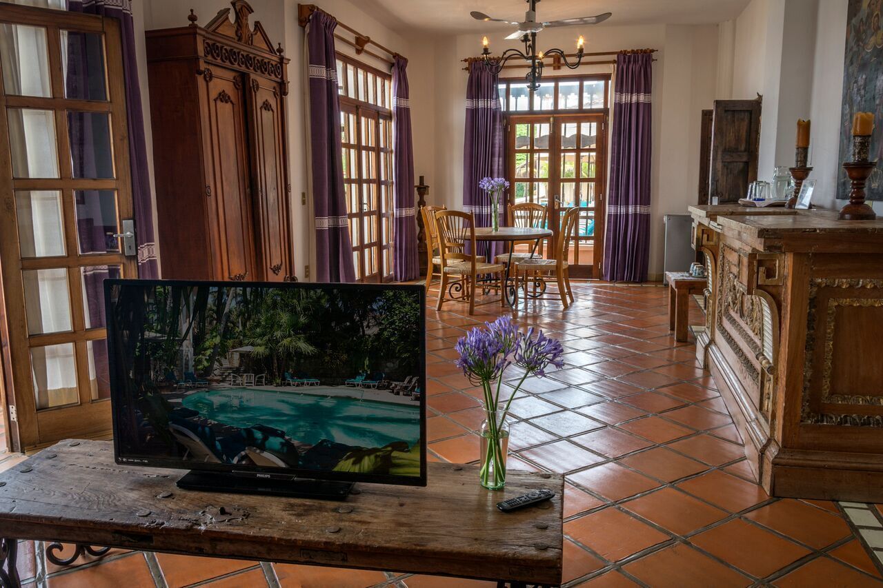 superior suite | living area | 21-inch tv with satellite channels