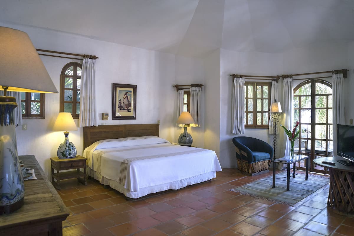 Junior Suite King | 1 bedroom, in-room safe, desk, iron/ironing board