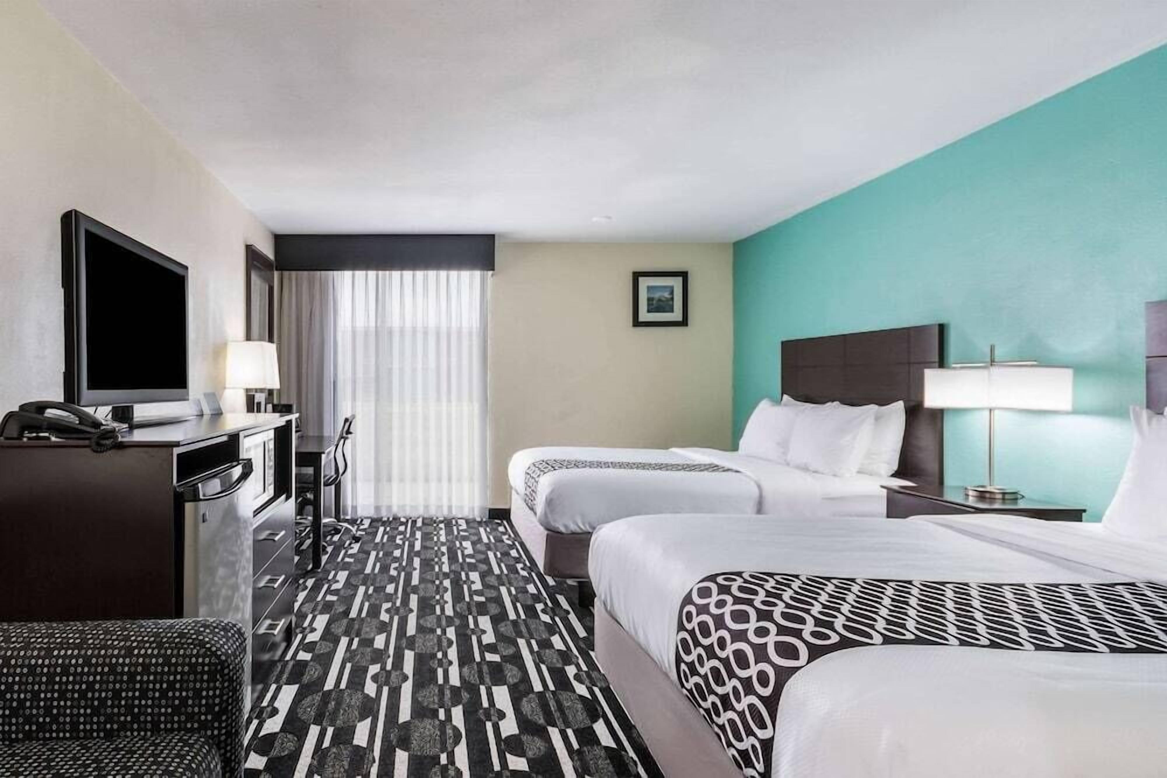 Habitación estándar, 2 camas de matrimonio | Escritorio y espacio para trabajar con un portátil