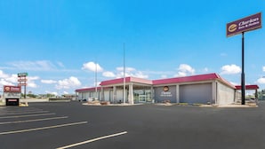 Egy Clarion Inn & Suites épület, piros tetővel és előtte egy parkolóval.