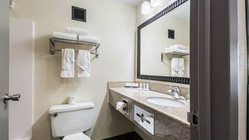 Gratis toiletartikelen, een haardroger, handdoeken