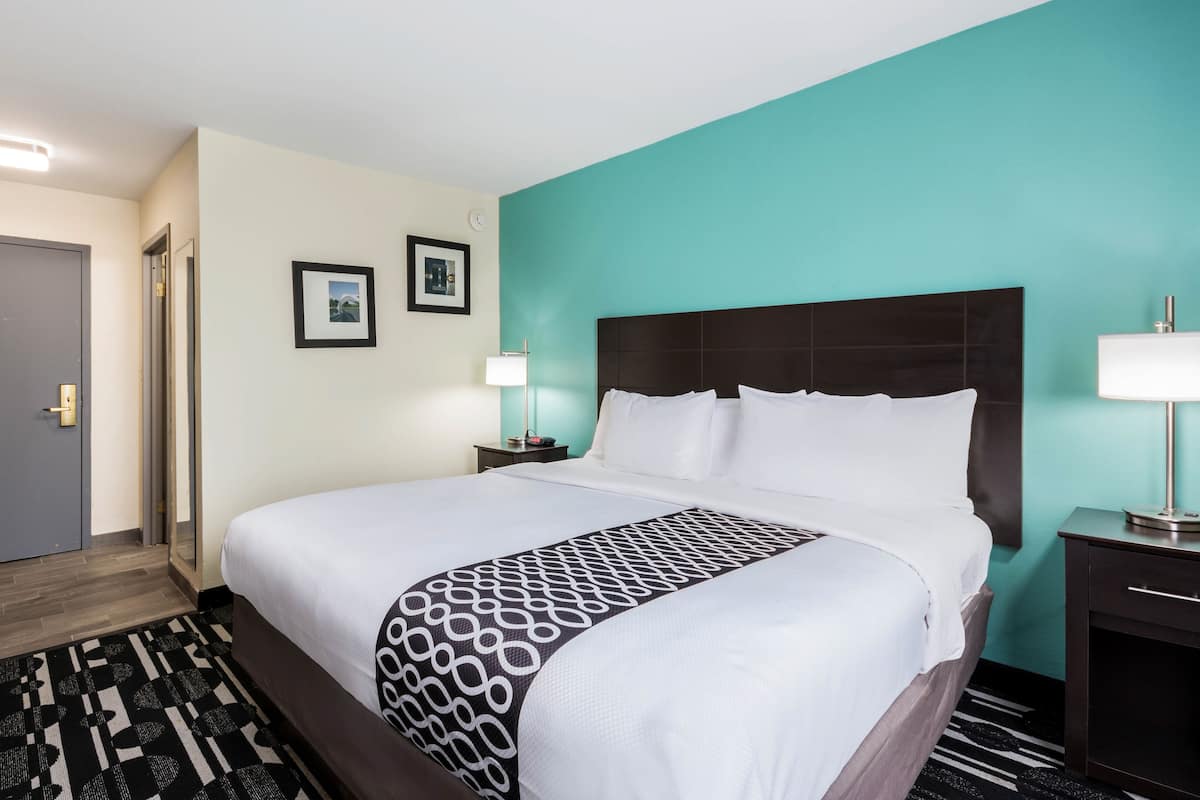 Room, 1 King Bed, Non Smoking | Desk, laptop workspace, soundproofing, iron/ironing board