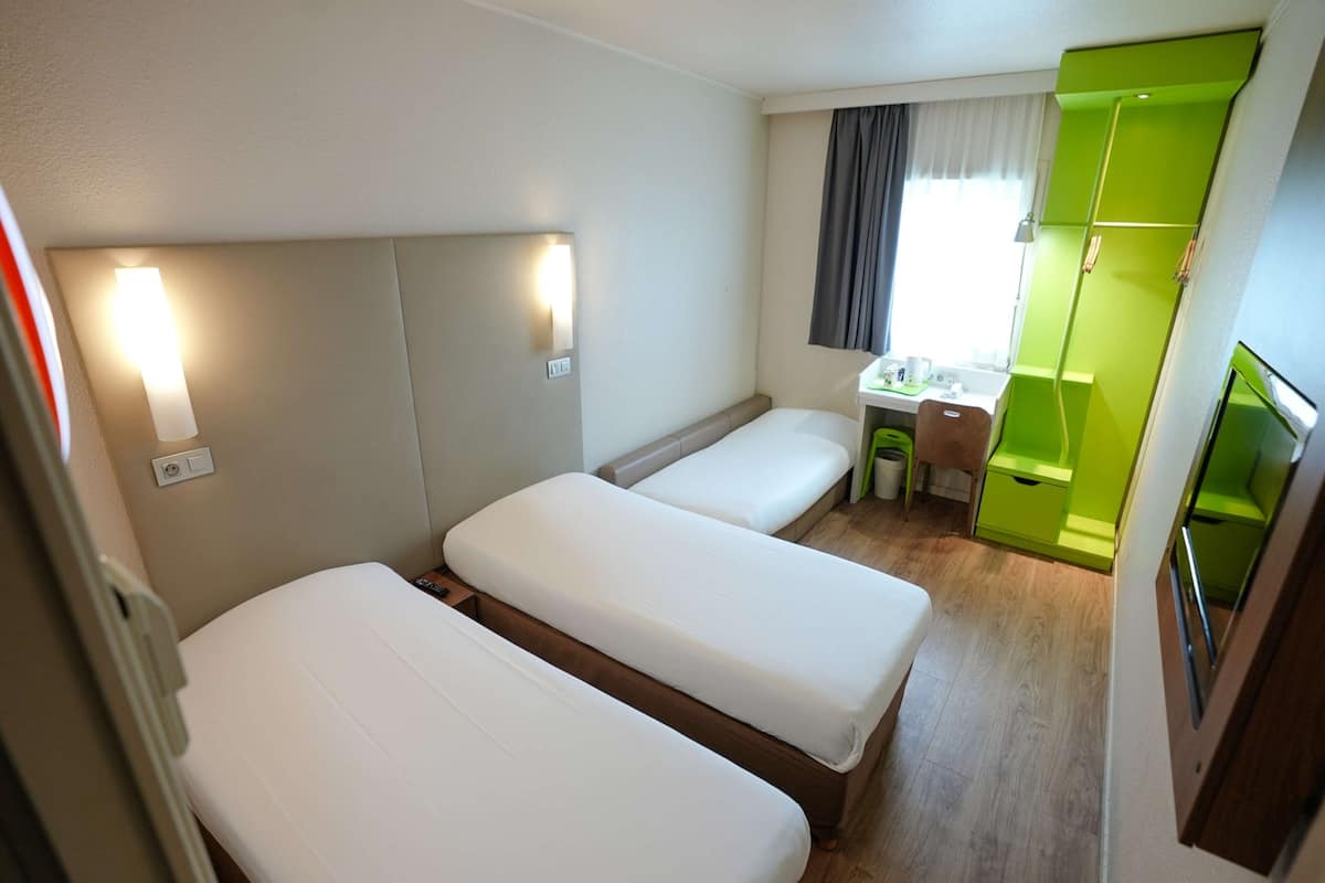 Chambre Standard, 3 lits une place