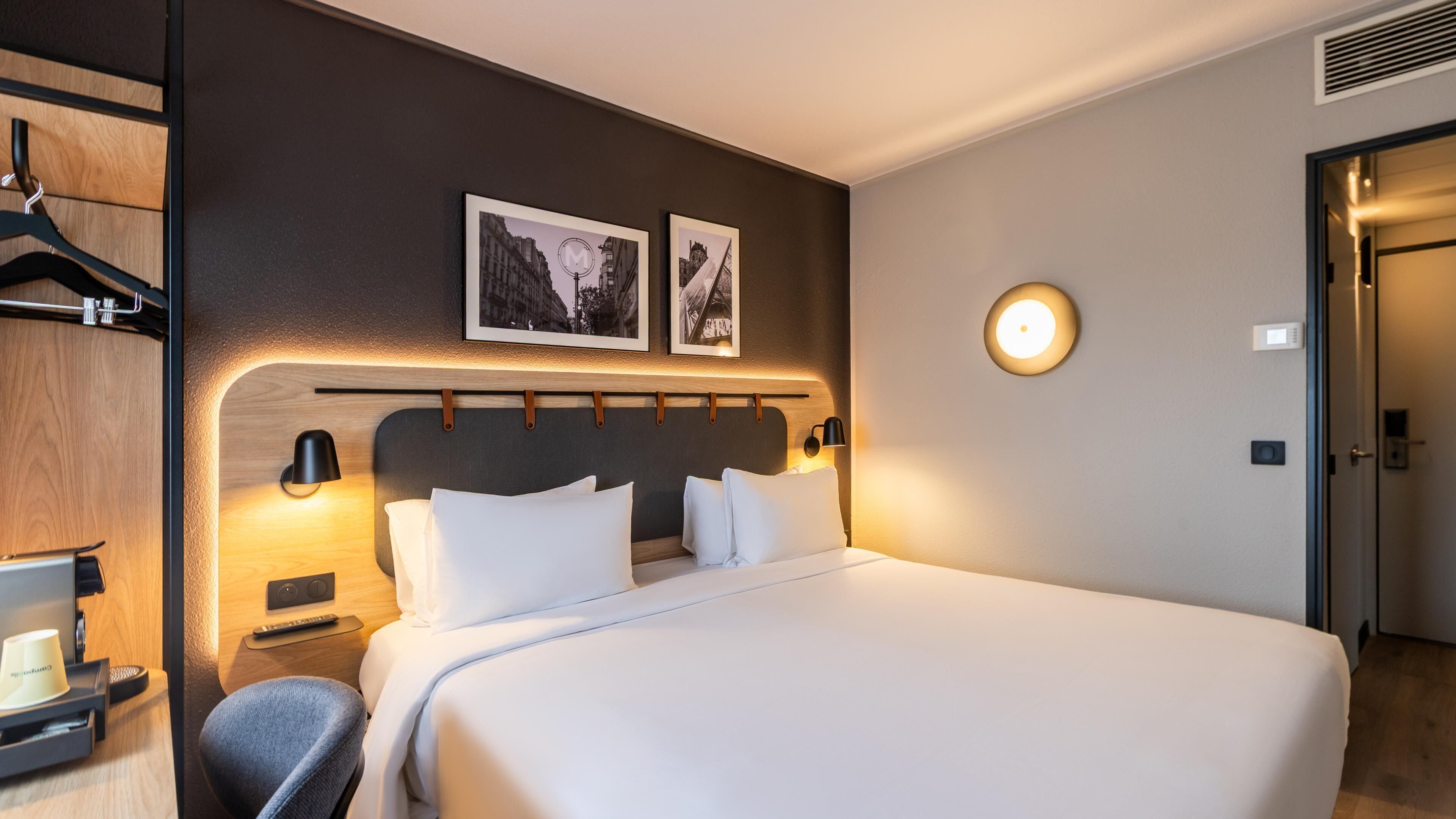 高级房, 1 张特大床 | 高档床上用品、办公桌、笔记本电脑工作区、遮光窗帘