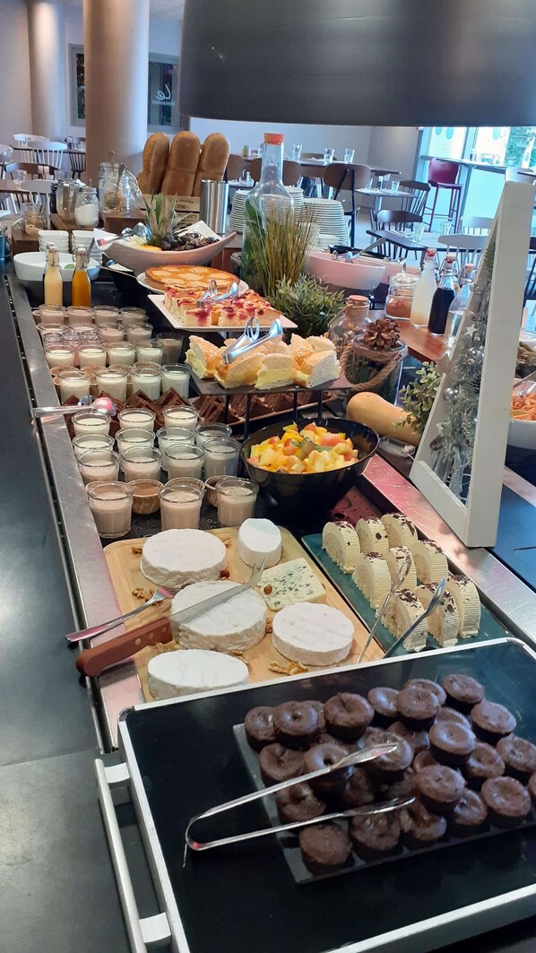 Breakfast, lunch, dinner served; French cuisine - Campanile Paris CDG Airport Villepinte (Roissy-en-France)