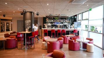 Serves breakfast and lunch