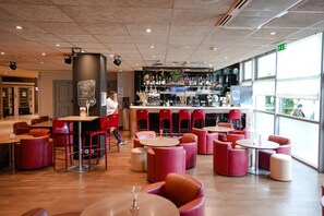 Serves breakfast and lunch - Campanile Paris CDG Airport Villepinte (Roissy-en-France)