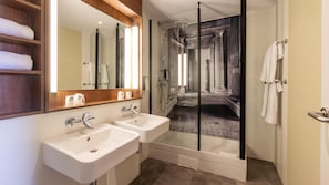 Chambre Supérieure, 1 très grand lit et 1 canapé-lit | Salle de bain | Baignoire relaxante profonde, articles de toilette écologiques