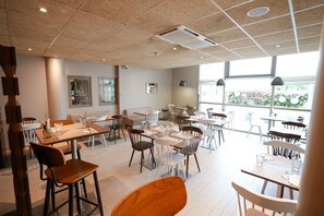 Aperto a colazione, pranzo e cena, cucina francese 