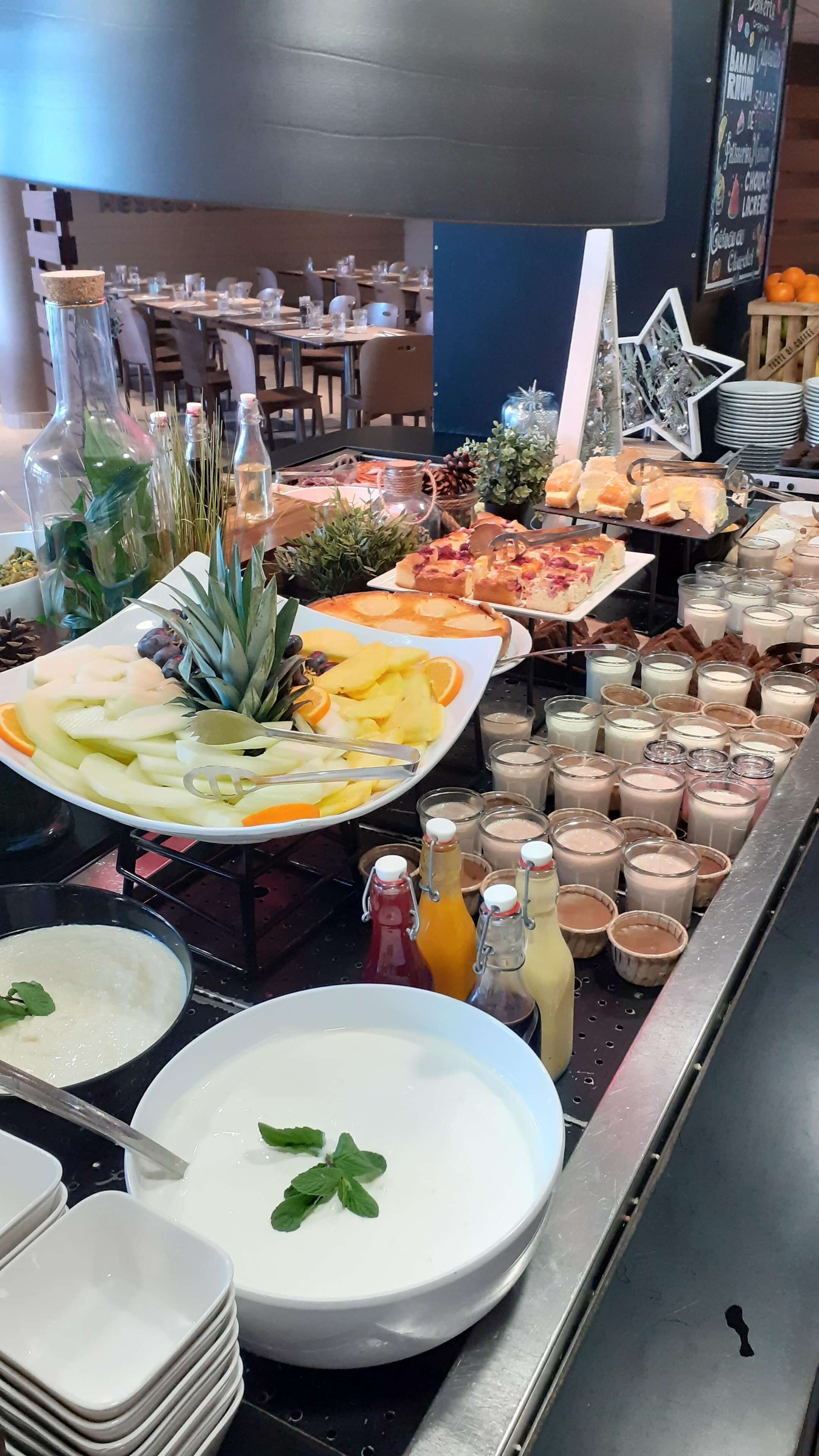Ein reichhaltiges Buffet mit verschiedenen Speisen und Getränken.
