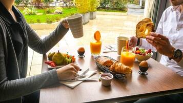 Petit déjeuner buffet (15.9 EUR par personne)