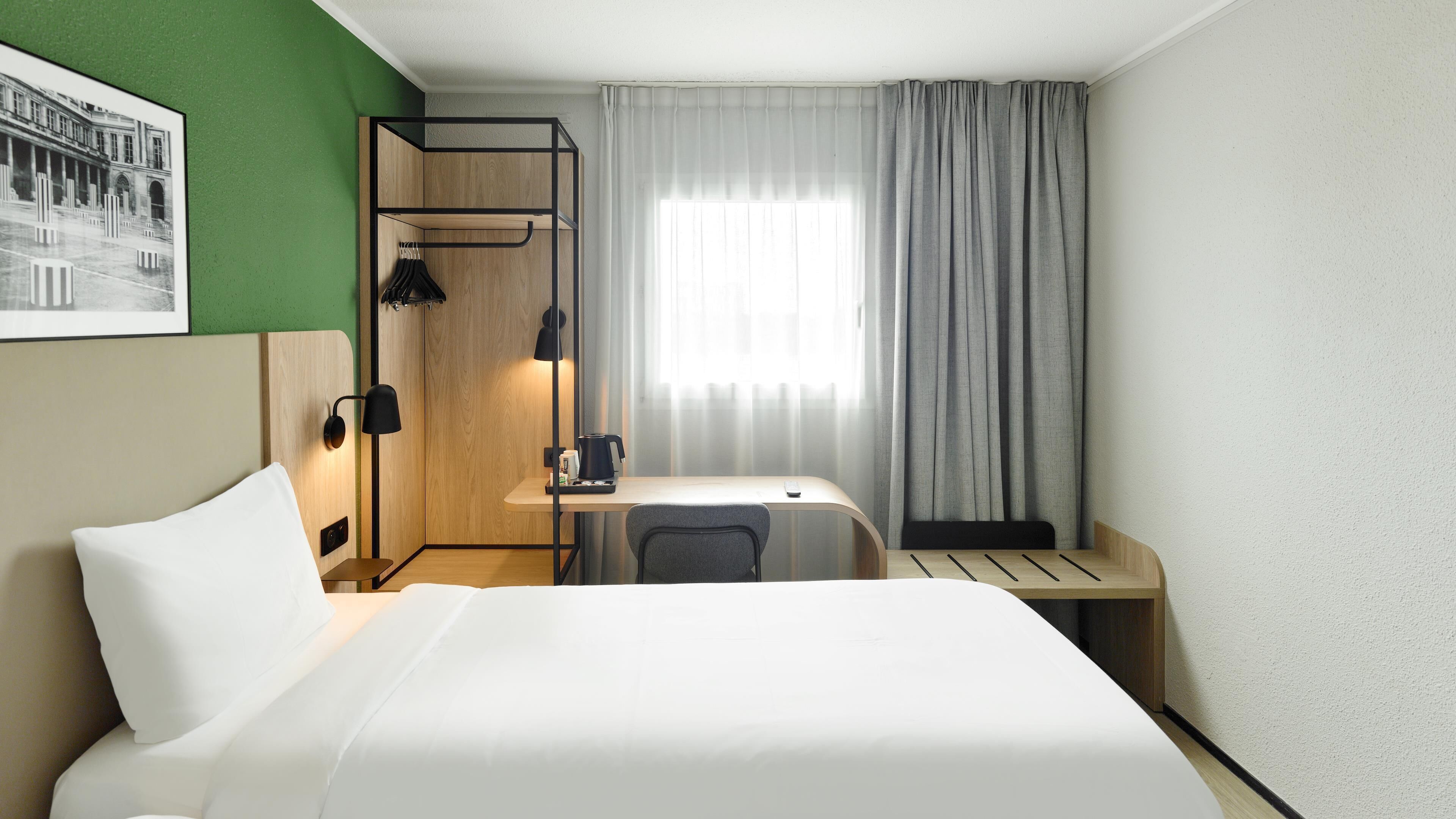 Roupas de cama premium, escrivaninha, espaço de trabalho para notebook