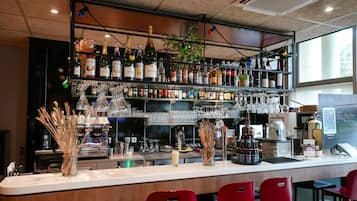 Sert le petit déjeuner et le déjeuner