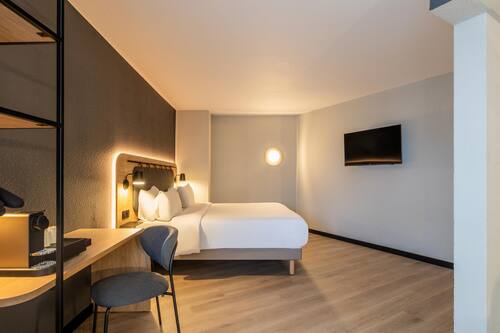 Superior Room, 1 King Bed with Sofa bed | Premium bedding, desk, laptop workspace, blackout drapes
