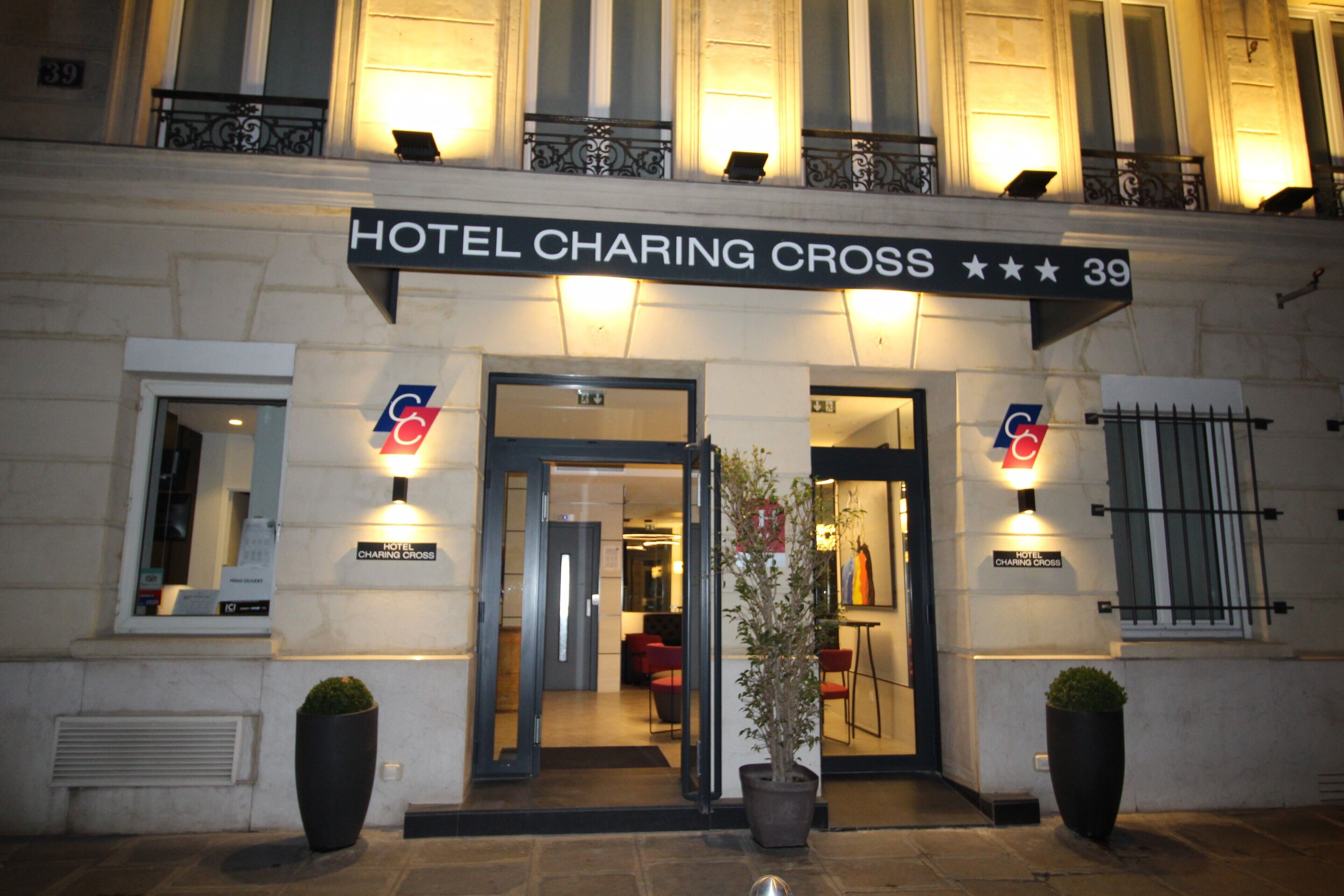 La façade de l’hôtel Charing Cross, avec une enseigne indiquant son nom et une indication de sa catégorie, soit trois étoiles.