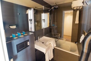 Chambre triple | Salle de bain | Douche, articles de toilette (gratuits), séchoir à cheveux