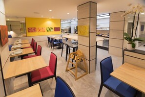 Daily buffet breakfast (EUR 14 per person) - Hôtel Charing Cross (Paris)