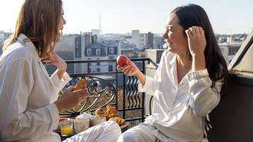 Suite Balcony view Eiffel Tower | Premium bedding, in-room safe, individually decorated, desk