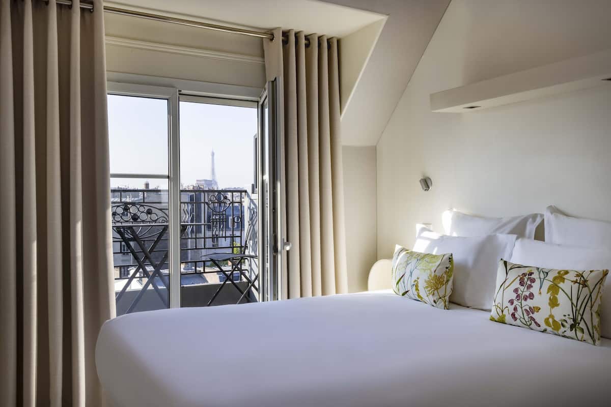 Luxury-Zimmer, Terrasse (View on the Eiffel Tower) | Hochwertige Bettwaren, Zimmersafe, individuell dekoriert, Schreibtisch
