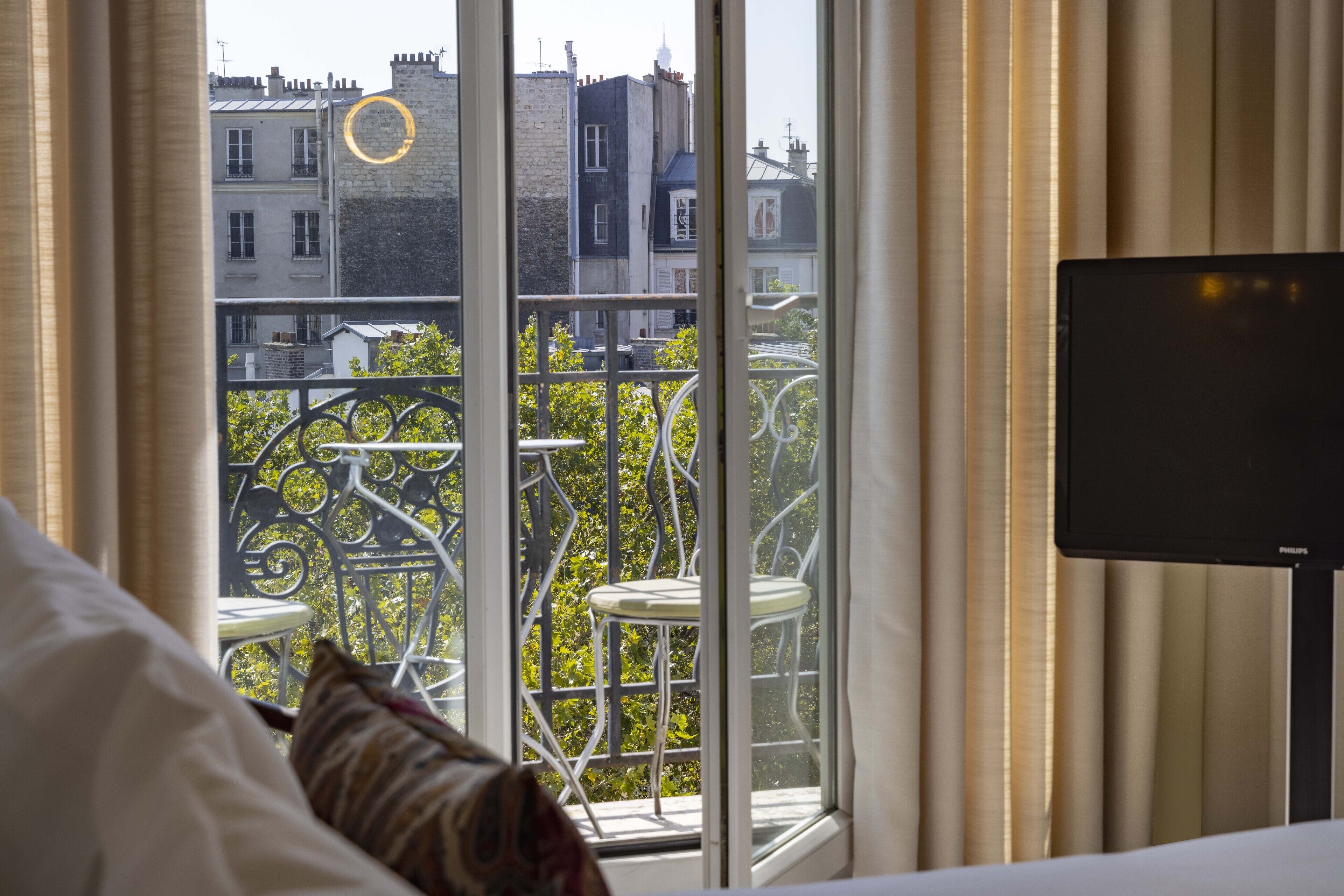 premium bedding, in-room safe, individually decorated, desk