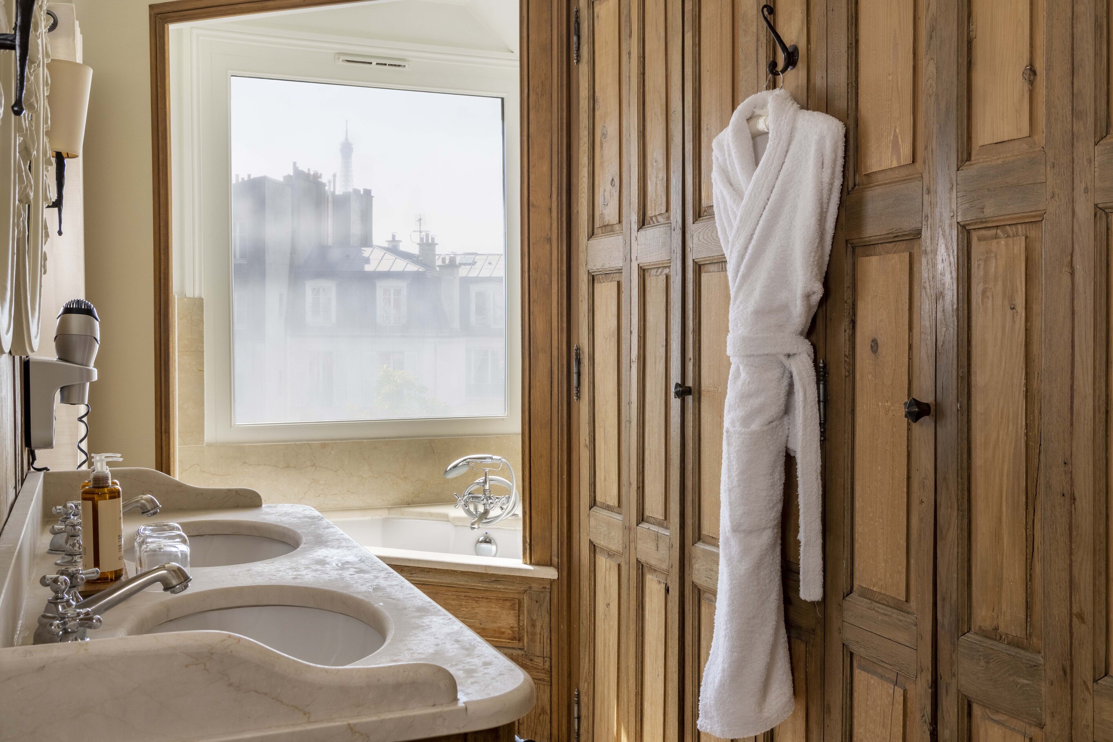 deluxe room, 1 double bed | bathroom | combined shower/bathtub, free toiletries, hair dryer, slippers