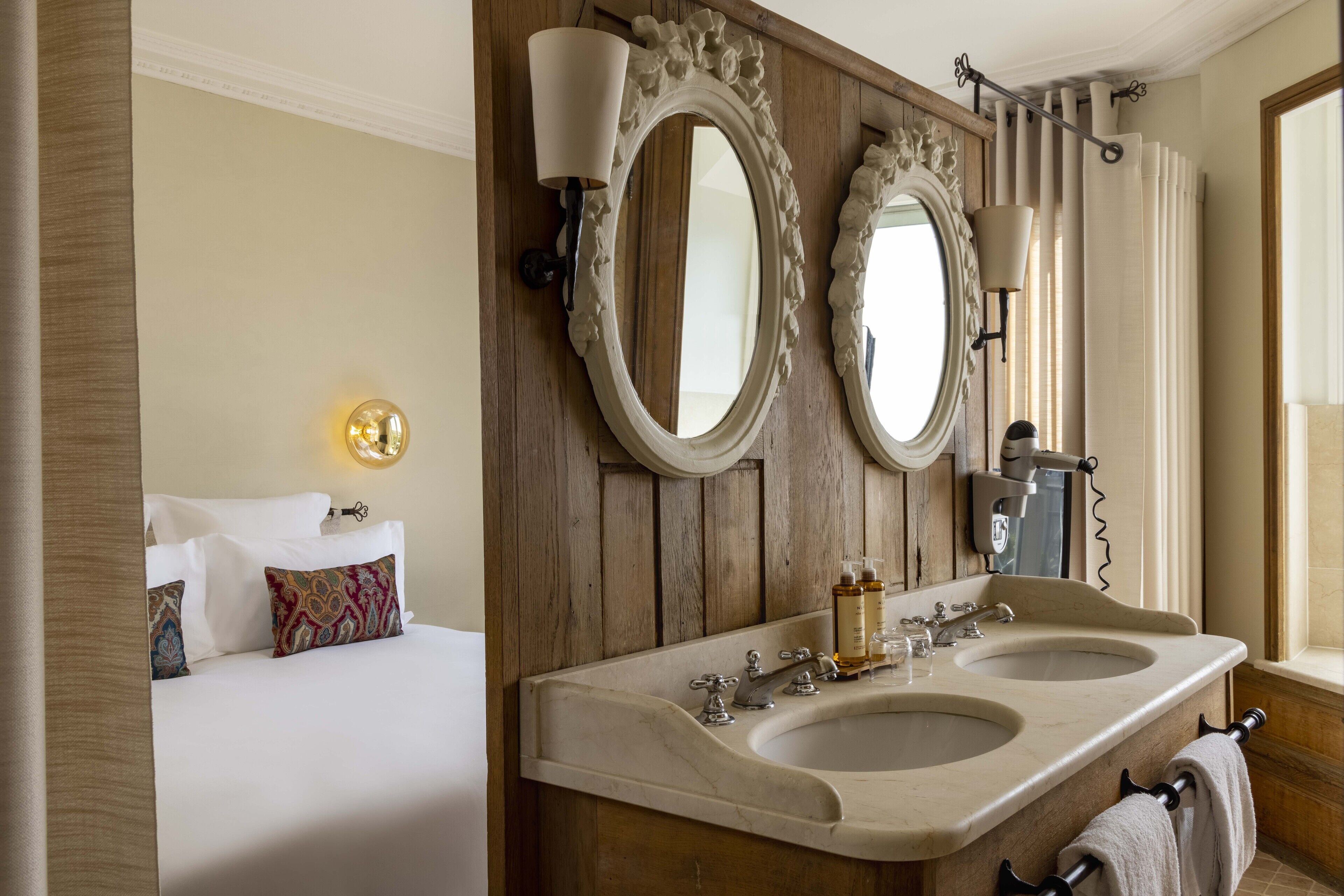 deluxe room, 1 double bed | bathroom | combined shower/bathtub, free toiletries, hair dryer, slippers