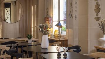 Trung tâm hành chính, văn phòng