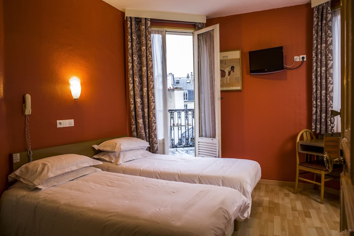 Twin kamer | Een kluis op de kamer, een bureau, extra bedden, gratis wifi
