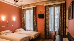 Driepersoonskamer | Een kluis op de kamer, een bureau, extra bedden (toeslag), gratis wifi