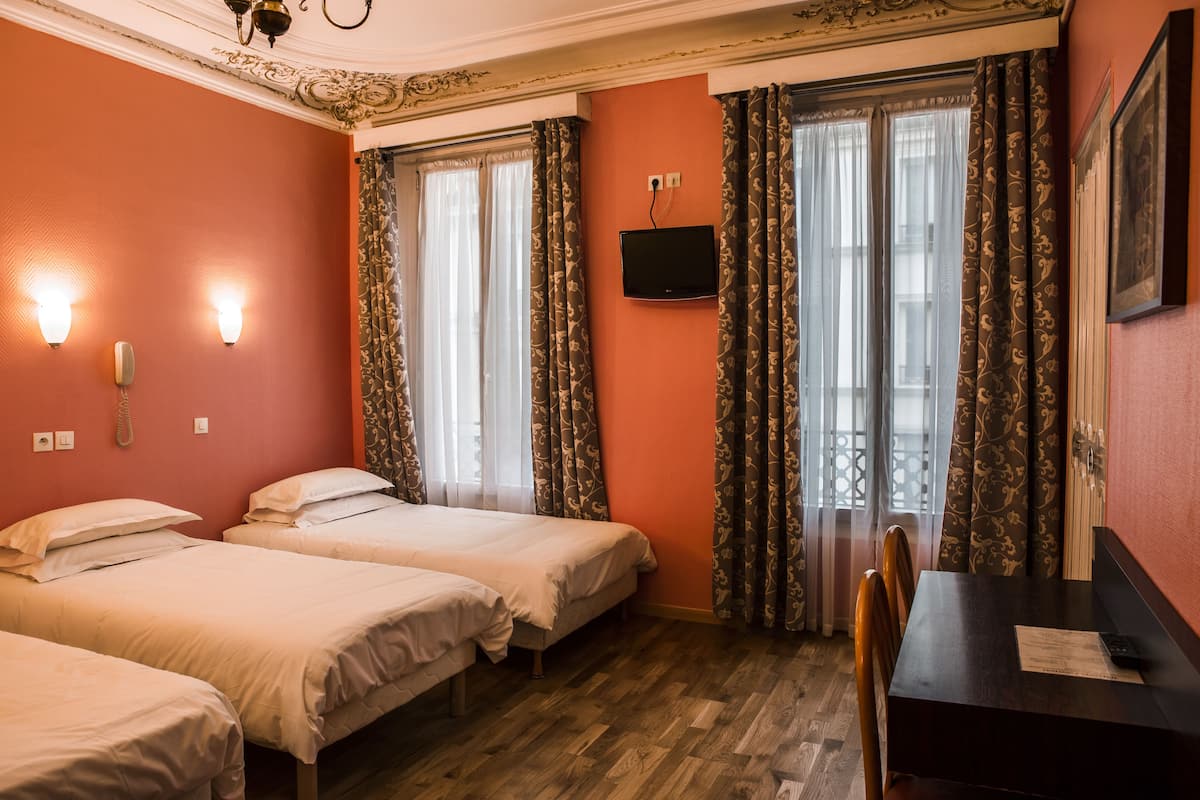 Driepersoonskamer | Een kluis op de kamer, een bureau, extra bedden, gratis wifi