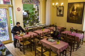 Petit déjeuner (8 EUR par personne)