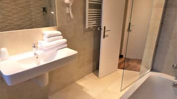 1 slaapkamer, luxe beddengoed, een kluis op de kamer, een bureau