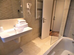 1 bedroom, premium bedding, in-room safe, desk - Hotel Excelsior Batignolles (Paris)