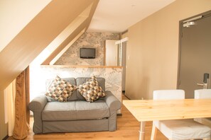 Zona de estar | Televisión de pantalla plana de 17 pulgadas con canales digitales