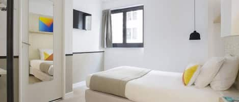 Single Room | In-room safe, desk, blackout curtains, soundproofing