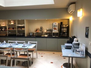 每日供應自助早餐 (每人 EUR15)